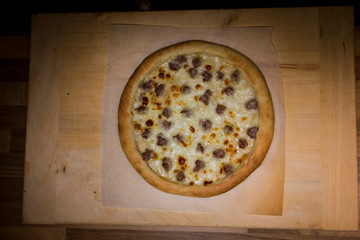 pizza bianca con salsiccia fatta in casa