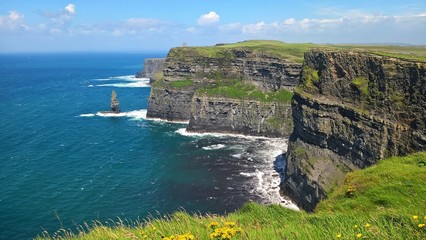 Cliffs of Moher im Westen von Irland, Ausblick auf die Klippen, das Meer und Wellen bei Sonnenschein