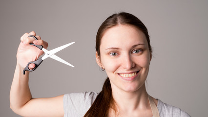 Obraz premium Closeup of a young female hairdresser