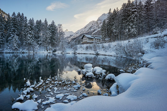Der verschneite Christlessee im Winter bei Oberstdorf 