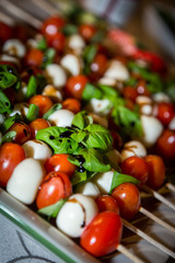 Tomaten-Mozzarella-Basilikum-Spieße