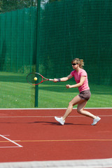 Obraz premium Female tennis player hitting forehand