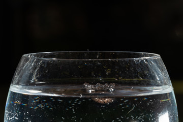 Gocce di acqua in un bicchiere