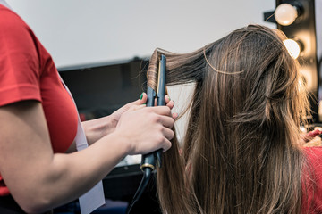 Sesión de peluquería, uñas y maquillaje