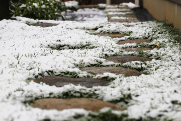 路地裏に積もった雪