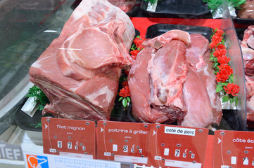 Rayon boucherie dans un supermarché,Rayon boucherie dans un supermarché, vente de roti d'agneau
