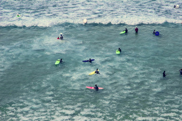 Surfistas esperando la ola perfecta