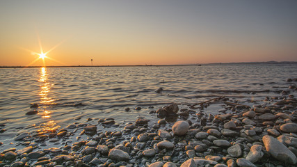 Obraz premium Sonnenuntergang am Bodensee im Frühling