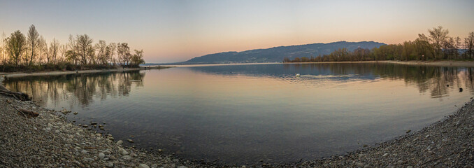 Sonnenuntergang am Bodensee im Frühling
