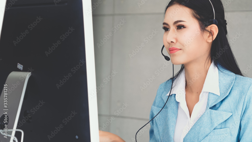 Aufkleber customer support agent or call center with headset works on desktop computer while supporting the cu