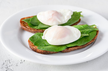 Sandwiches with spinach and poached egg