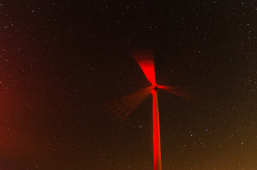 Elektrownia wiatrowa nocą  © wedrownik52