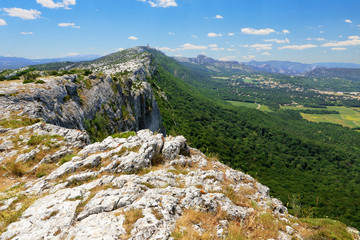 Sommet rocheux de la montagne Sainte-Baume en Provence.