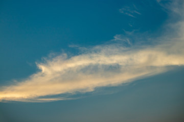 Obraz premium Abstract blurred background Blue sky with white clouds in sunlight.