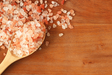 Obraz na płótnie Canvas top view of himalayan pink salt in wooden spoon on the table with copy space.