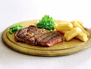 steak with vegetables and chips