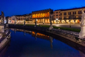 Fototapeta na wymiar Prato della Valle, square in Padua by night
