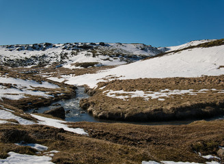 Dampfendes Thermalwasser in den Bergen von Island