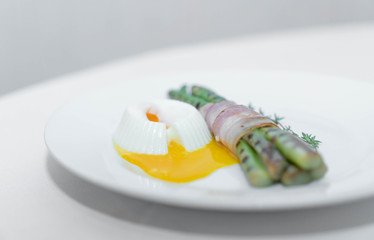 asparagus with poached egg