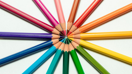 Cercle de crayons de couleurs. Pointes vers le centre