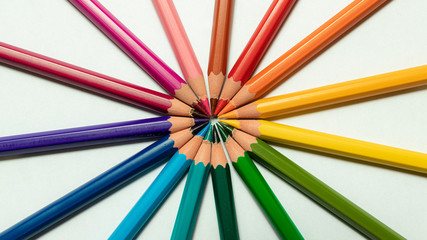 Fototapeta premium Cercle de crayons de couleurs. Pointes vers le centre