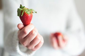 Obraz premium Woman hands holding sweet red strawberry