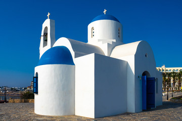 Obraz premium Cyprus. Protaras. White Church. Temple Agios Nikolaos in Cyprus. Church of St. Nicholas. Sights of the city of protaras. Holidays on the Mediterranean coast. Guide to the island of Cyprus. Travels
