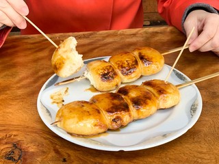 焼きまんじゅうと呼ばれる、団子に甘い味噌ソースがかかった食べ物