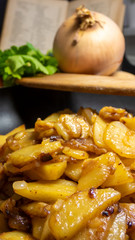 Bratkartoffeln in einer Pfanne