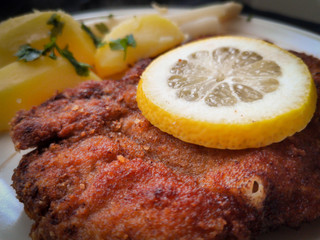 paniertes Schnitzel mit Spargel