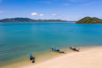 Fototapeta premium long tail boat on the sand beach