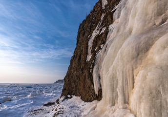 Fototapeta na wymiar Icefall beside sea with drift ices