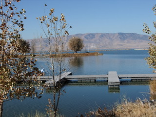 pomost nad jeziorem w górach USA 2 © Krzysztof