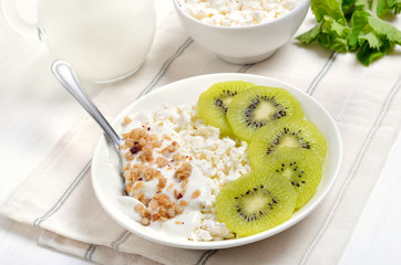Cottage cheese with yogurt and kiwi slices