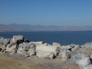 Głazy nad górskim jeziorem 1 © Krzysztof