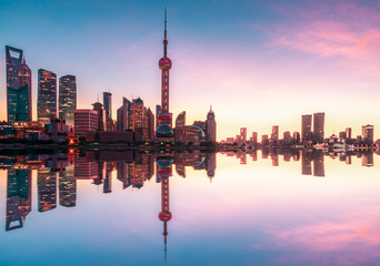 Obraz premium Shanghai urban architecture landscape and Huangpu River reflection in summer sunrise