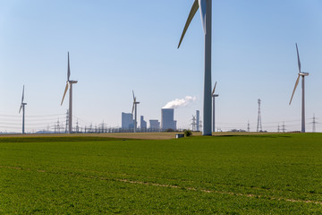 Windräder und Braunkohlekraftwerk