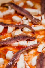 pizza fatta in casa alla salsiccia rucola e acciughe tipica napoletana 