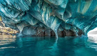 Tuinposter Marmeren grotten kajakken in Patagonië © Pat