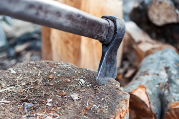 Metal axe for cutting logs