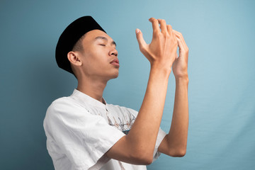 Asian Muslim men who pray wisely