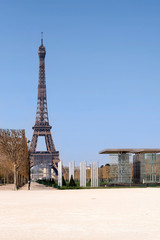 la tour Eiffel et le champs de mars vides pendant le confinement du covid19