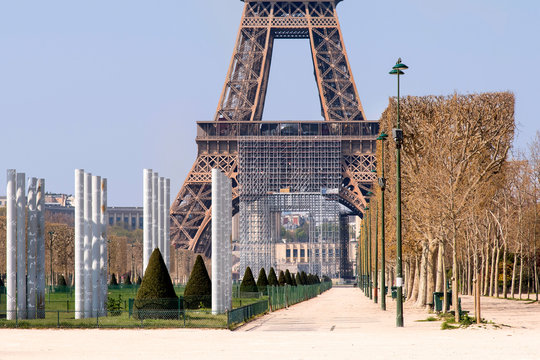 la tour Eiffel et le champs de mars vides pendant le confinement du covid19