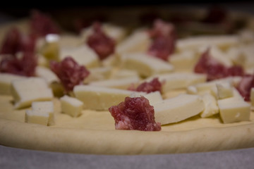 pizza fatta in casa alla salsiccia rucola e acciughe tipica napoletana 