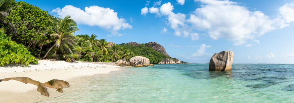 Panoramic view of Anse Source d'Argent beach in the Seychelles © JCB