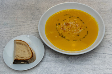 Spiced winter squash and coconut soup with bread