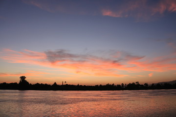 Naklejka premium blue hour across a river