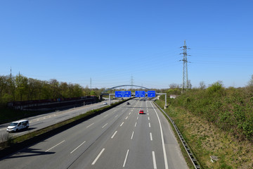 blick auf autobahn von der autobanbrücke in neuss süd