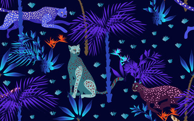 Obrazy na Szkle  Wzór z tropikalnym nadrukiem na beżowym, kremowym tle. Biegające, polujące i siedzące jaguary w dżungli. Drzewa, liście palmowe, rośliny, kwiaty Strelicji i zwierzęta lasu deszczowego.