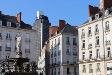 place royale à nantes avec vue sur la tour de bretagne lors du voyage à nantes 